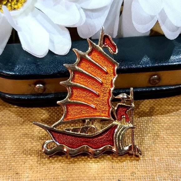 (Lot of 2) Vintage Sarah Coventry Enamel Sailboat brooch + Signed Violin Brooch - Picture 2 of 8